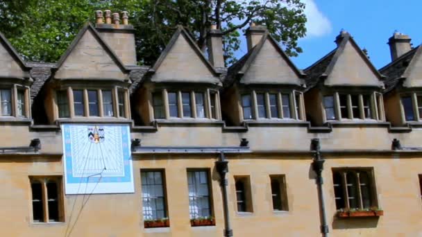 Antigua pared con reloj de sol en Brasenose College. Oxford, Oxfordshire, Inglaterra , — Vídeo de stock