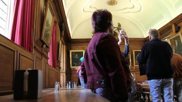 Unbekannte Touristen im alten Speisesaal des brasenosen College. oxford — Stockvideo