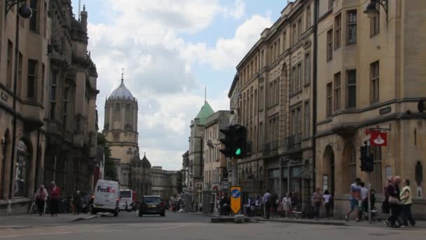 Oidentifierade turister vandrar på Street i centrala delen av Oxford, England — Stockvideo