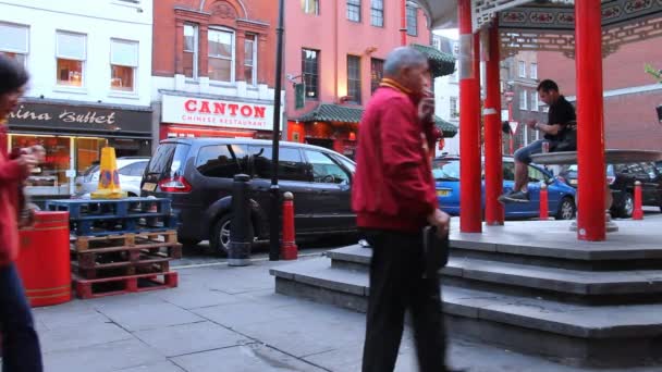 Turistas y lugareños en Chinatown por la noche — Vídeo de stock