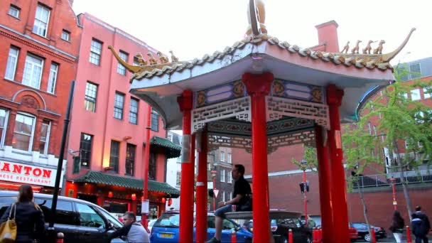 Turisti e locali a Chinatown in tempo di sera — Video Stock