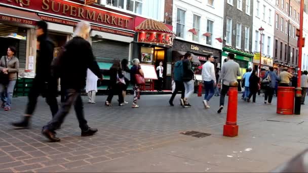 Hunderte von Touristen und Einheimischen in den Straßen von Chinatown am Abend — Stockvideo