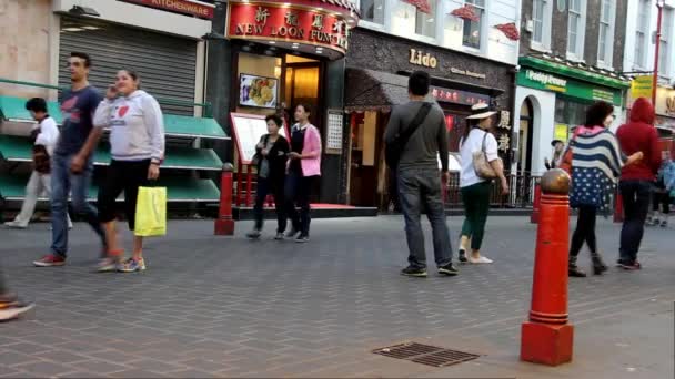 Сотні туристів і місцевих жителів на вулицях Чайнатаун у вечірній час — стокове відео