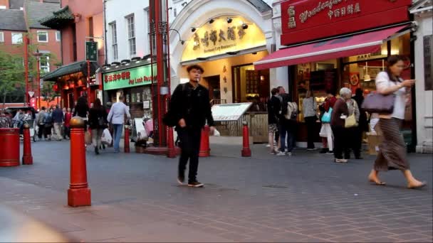 数百名游客和当地人晚上时间的唐人街，街道. — 图库视频影像