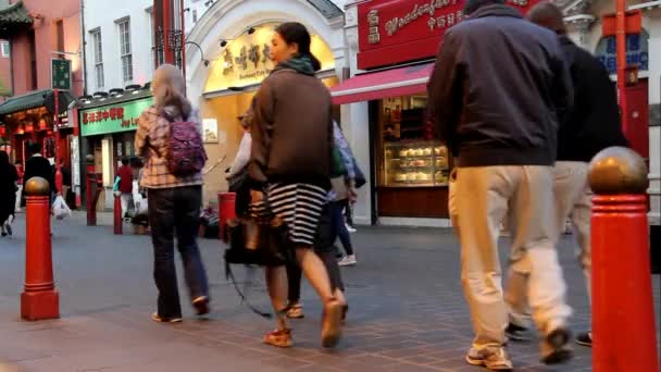 Centinaia di turisti e locali per le strade di Chinatown — Video Stock