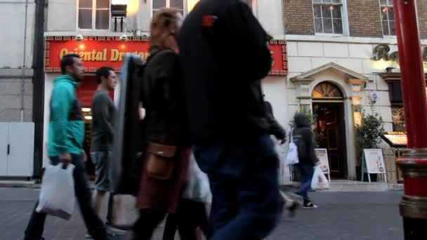 Hunderte von Touristen und Einheimischen in den Straßen von Chinatown am Abend — Stockvideo