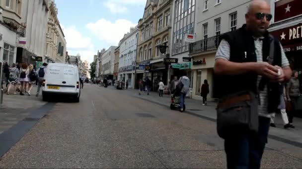 Turistas no identificados caminan en la calle en la parte central de Oxford, Inglaterra . — Vídeos de Stock