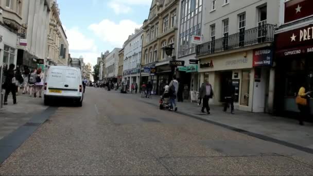 Des touristes non identifiés marchent dans la rue du centre d'Oxford, en Angleterre — Video