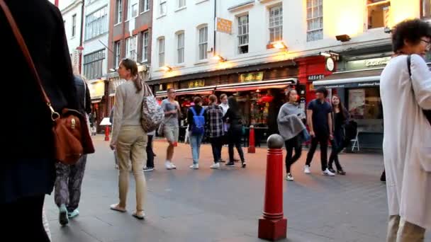 Setki turystów i mieszkańców na ulicach Chinatown w czasie wieczoru — Wideo stockowe