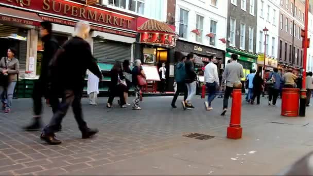 Setki turystów i mieszkańców na ulicach Chinatown - upływ czasu — Wideo stockowe