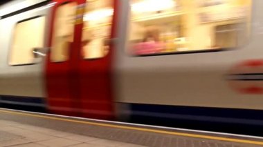 bir metro treninin bir Londra metro istasyonunda gelen hareket.