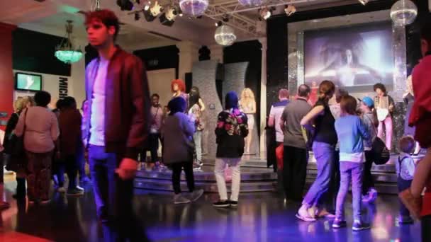 Unbekannte Touristen und Einheimische in einem der Säle des Madame Tussauds Museums — Stockvideo