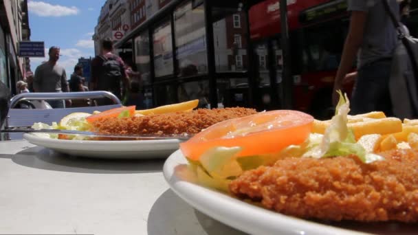 鱼和薯条，传统英国菜 — 图库视频影像