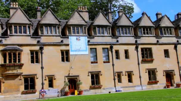 Innenhof und die Mauer mit antiken Sonnenuhren in brasenosem College. oxford — Stockvideo