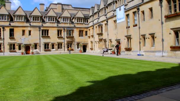 Innenhof und die Mauer mit antiken Sonnenuhren in brasenosem College. oxford — Stockvideo