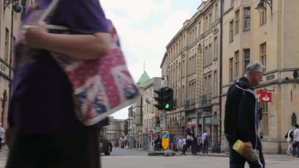 Turistas e habitantes locais não identificados caminham na rua na parte central de Oxford — Vídeo de Stock