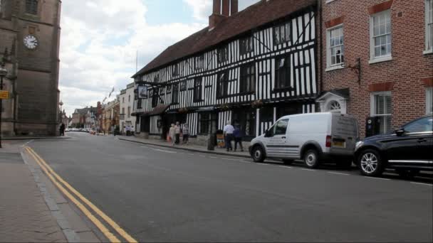 Turistas no identificados en el centro de Stratford Upon Avon, Inglaterra — Vídeos de Stock