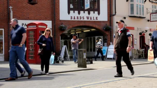 Violinista callejero tocando en el centro de Stratford Upon Avon — Vídeos de Stock