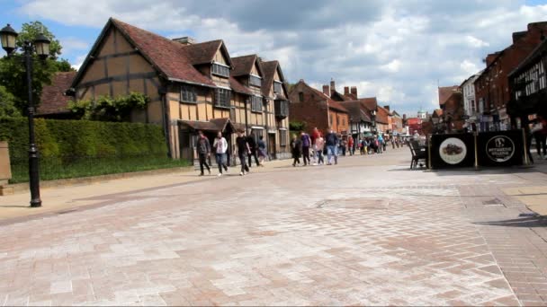 Turisti non identificati vicino a casa dove nacque William Shakespeare — Video Stock