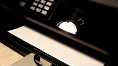 Erkek el bir belge tarayıcıya yerleştirme