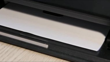 Ek kopyalar üretmek için yazıcıdaki boş kağıt