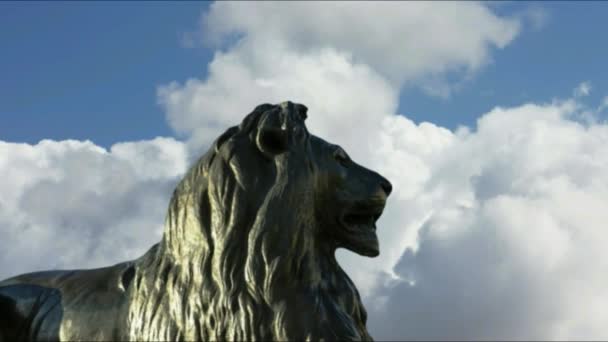 Sculptuur van Barbarijse Lion at Trafalgar Square — Stockvideo