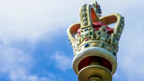 Crown on Top of the Pillars on Blue Sky Background. the Mall Street . Zoom Out — Stock Video