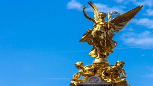 Pomnik Nike (bogini zwycięstwa) na pomnik pomnik poza buckingham palace, london victoria. — Wideo stockowe