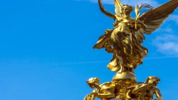 Buckingham Sarayı, Londra dışında victoria Anıtı anma doğum Nike (Zafer Tanrıçası) heykeli. — Stok video