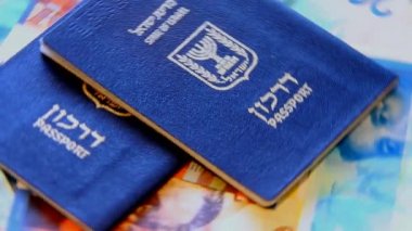 Closeup iki iki İsrail Pasaportlar ve yavaş yavaş dönen banknot