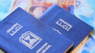 İsrail Şekeli banknot ve yavaş yavaş dönen iki pasaport
