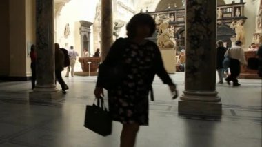 Kimliği belirsiz turist bir Hall Victoria ve Albert Müzesi