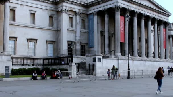 National Gallery of Art, Trafalgar Square na pozadí modré oblohy — Stock video