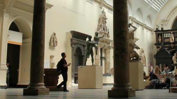 En el Victoria and Albert Museum. Londres — Vídeo de stock