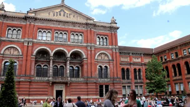Nádvoří Victoria a Albert muzeum. V Londýně. Velká Británie — Stock video