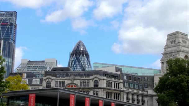 Nuvole che galleggiano sulla città di Londra — Video Stock