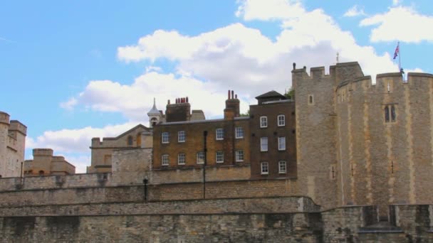 Torre del Castillo de Londres sobre fondo azul cielo nublado — Vídeos de Stock