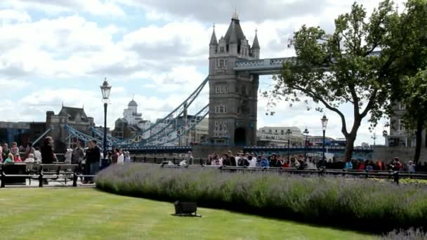 身份不明的游客接近伦敦塔和桥背景在阴天 — 图库视频影像