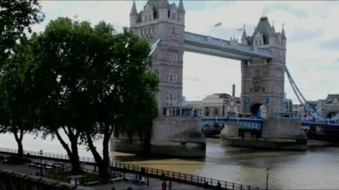 Tower Bridge, Londra, İngiltere. Tower of London görünümünden