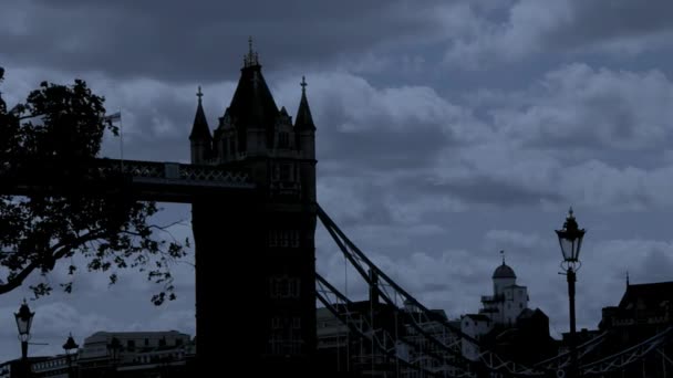 Tower Bridge w Londynie, w nocy, Wielka Brytania. — Wideo stockowe