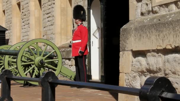 Guardas na Torre do Castelo de Londres, Reino Unido . — Vídeo de Stock