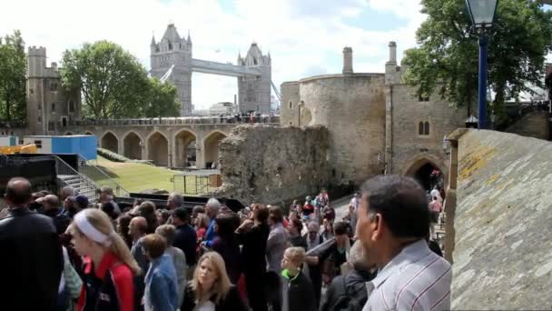 Turistas no identificados cerca de la Torre de Londres en el día nublado de verano, Reino Unido — Vídeos de Stock