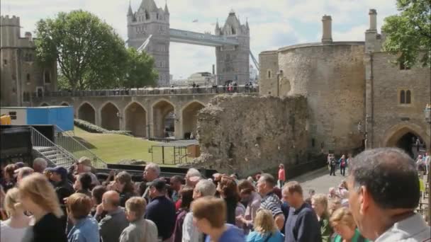 Turistas no identificados cerca de la Torre de Londres en el día nublado de verano, Reino Unido — Vídeos de Stock