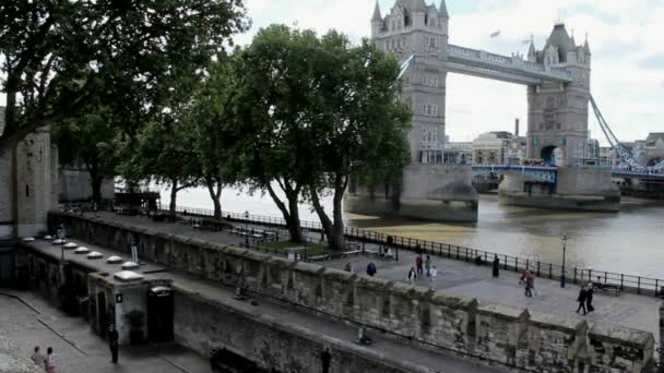 Tower Bridge, Londra, İngiltere. Tower of London görünümünden — Stok video