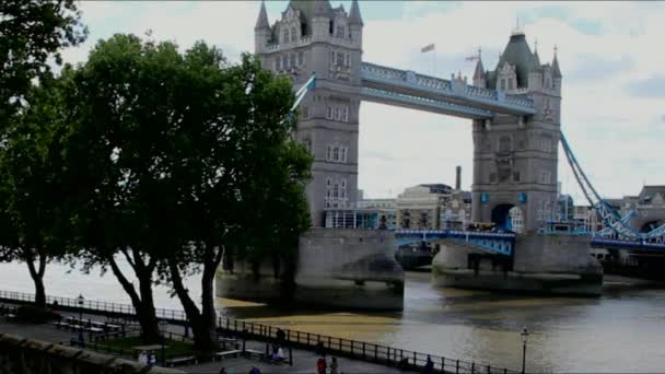 タワー ブリッジ、ロンドン、英国。ロンドン塔からの眺め — ストック動画