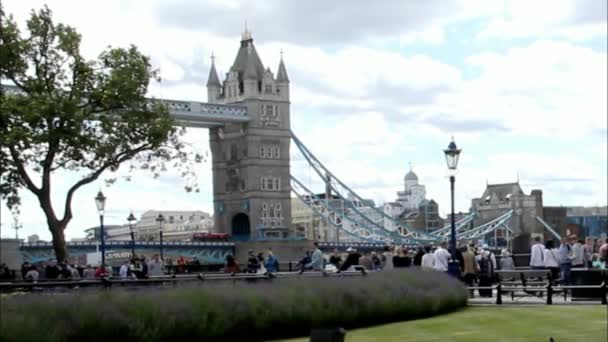 身份不明的游客接近伦敦塔和桥背景在阴天 — 图库视频影像