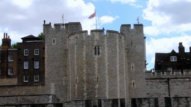 Tower of London kasteel op blauwe bewolkte hemelachtergrond — Stockvideo
