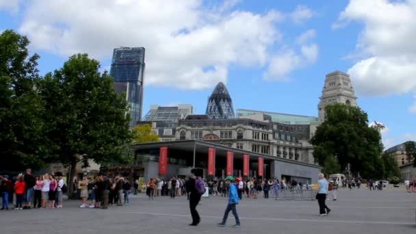 在三位一体广场上伦敦金融城与小黄瓜大厦不明的游客 — 图库视频影像