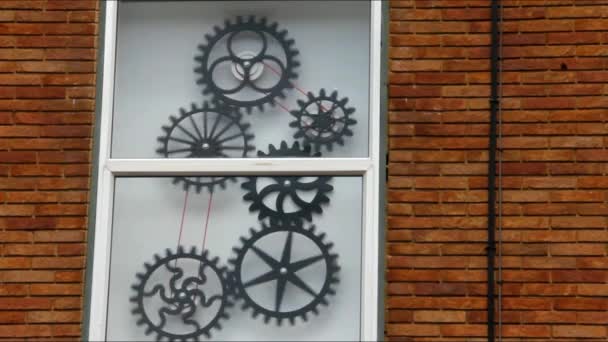 歯車と建物の壁のレバーのモダンなインストール — ストック動画