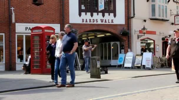 Ulicy skrzypek gra dla niezidentyfikowanych turystów i mieszkańców w centrum Stratford Upon Avon — Wideo stockowe